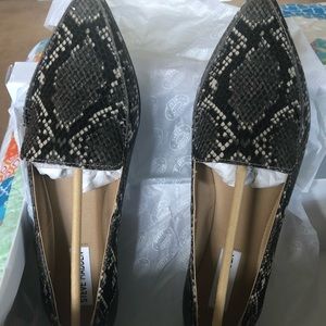 Steve Madden 8.5 Snake Feather Grey Loafer shoe